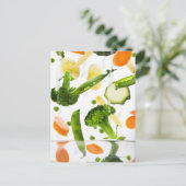 水をボウルに入れた新鮮な野菜 ポストカード (スタンド正面)