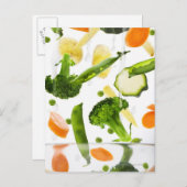 水をボウルに入れた新鮮な野菜 ポストカード (正面/裏面)