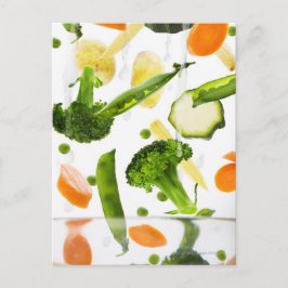 水をボウルに入れた新鮮な野菜 ポストカード
