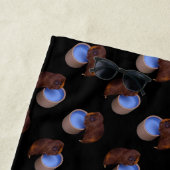 水を入れた茶色のモルモット ビーチタオル (インサイチュ)