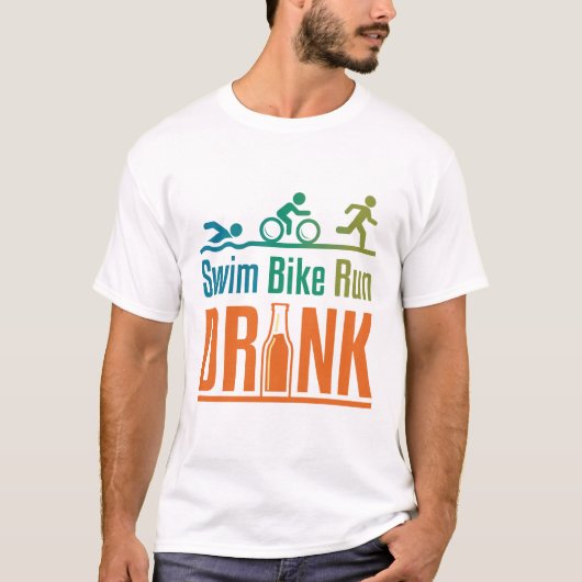 水を泳ぎ 自転車を乗り 走る 面白いトライアスロン 飲酒 Tシャツ (正面)