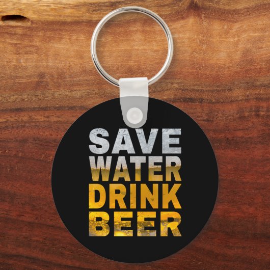 「水を節約してお酒を飲め！」独身最後の祭りでよく使われるフレーズ キーホルダー (正面)