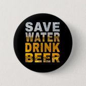 「水を節約してお酒を飲め！」独身最後の祭りでよく使われるフレーズ 缶バッジ (正面)
