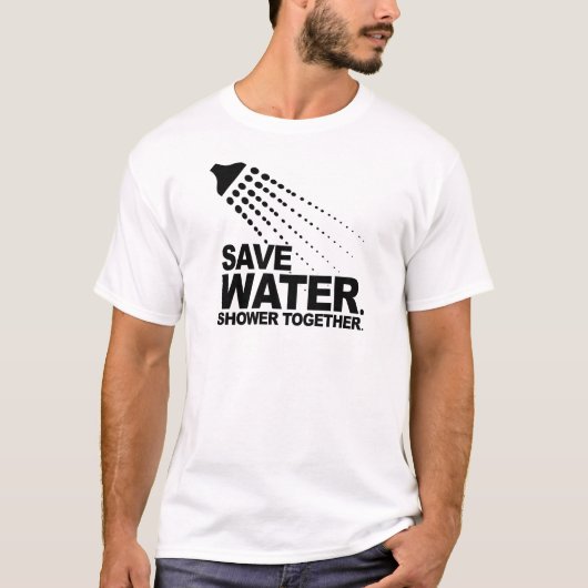 水を節約。 一緒にシャワーを浴びよう。 Tシャツ (正面)