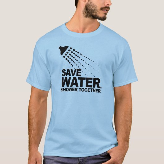水を節約。 一緒にシャワーを浴びよう。 Tシャツ (正面)