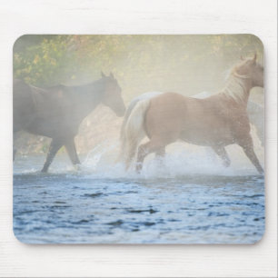 水を通って走っている野生の馬 マウスパッド