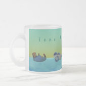 水を遊んでいるカワウソ フロストグラスマグカップ (左)