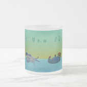 水を遊んでいるカワウソ フロストグラスマグカップ (中央)