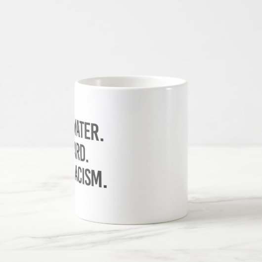 水を飲む愛懸命人種差別と戦う コーヒーマグカップ (中央)