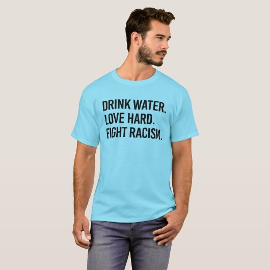 水を飲む愛懸命人種差別と戦う Tシャツ (正面フル)