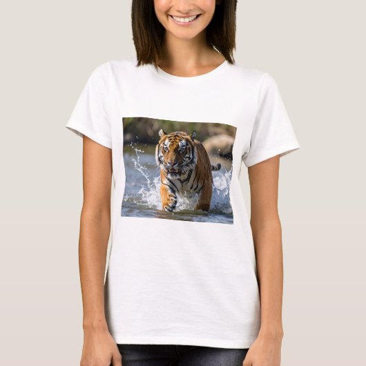水を駆ける雄壮な虎のTシャツ Tシャツ (正面)
