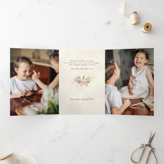 水エレガント色の冬の果実と緑の写真 三つ折りクリスマスカード (内部)