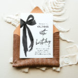 水エレガント色ブラックボウ40th誕生日パーティー 招待状<br><div class="desc">祝水色ブラックボウのバースデーパーティーの招待エレガントで40th!このスタイリッシュデザインは、柔らかい水色の詳細と組み合わせた繊細な黒い弓を展示し、優雅さと魅力の完璧なミックスを作成。この特別なマイルストーンをマークするのに理想的な、この招待は完全にカスタマイズ可能であり、あなたの40歳の誕生日のお祝いが忘れられない存在であることを保証する。</div>