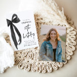 水エレガント色ブラックボウ50th誕生日パーティー 招待状<br><div class="desc">祝水色ブラックボウのバースデーパーティーの招待エレガントで50th!このスタイリッシュデザインは、柔らかい水色の詳細と組み合わせた繊細な黒い弓を展示し、優雅さと魅力の完璧なミックスを作成。この特別なマイルストーンをマークするのに理想的な、この招待は完全にカスタマイズ可能であり、あなたの50番目の誕生祝いが忘れられない存在であることを保証する。</div>