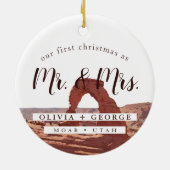 水エレガント色モアブ私たちの初めてのクリスマス セラミックオーナメント (裏面)