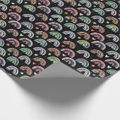 水カラフル色の黒の虹のアーチパターン ラッピングペーパー (角)