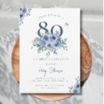 水カラーダスティブルーフローラ80thシック誕生日 招待状<br><div class="desc">大人の誕生日招待状 |水彩埃っぽいブルーフローラ80thシックな誕生日招待状白い背景に埃っぽいブルーのフローラテーマとスクリプトタイポグラフィを洗い流したシックなデザイン。詳細で招待状をパーソナライズもしし、文字のスタイルと配置をさらに再調整したい場合は、「更に調整するクリック」カスタマイズボタンを押して下さい。同じテーマの他の製品は私の店を訪れる：Youtopia Official.</div>