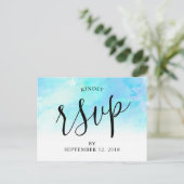 水グラデーション色結婚式RSVPはがき – 青 インビテーションポストカード (スタンド正面)