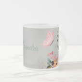 水パーソナライズされた色の蝶と花 フロストグラスマグカップ (正面右)