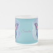 水パーソナライズされた色の蝶と花 フロストグラスマグカップ (中央)