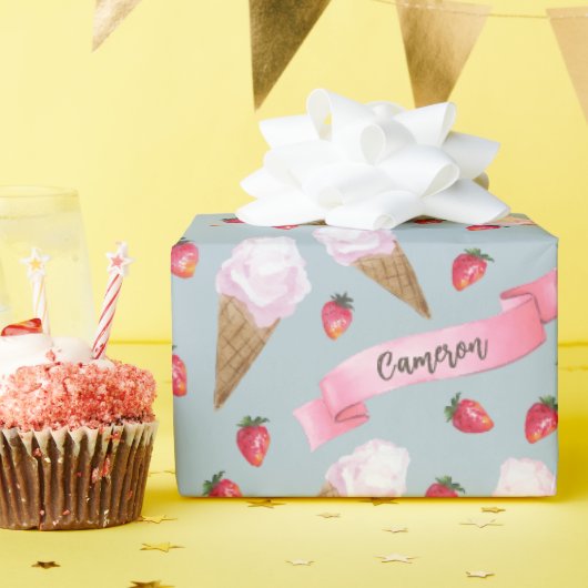 水パーソナライズされた色ストロベリーアイスクリームコーン ラッピングペーパー (誕生日パーティー)