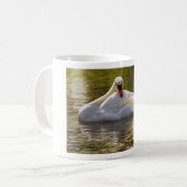 水上で白鳥をミュート コーヒーマグカップ (正面左)