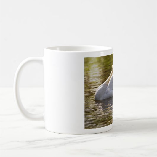 水上で白鳥をミュート コーヒーマグカップ (左)