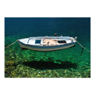 水上に浮かぶ澄んボート。 フォトプリント           
