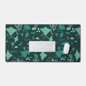 水中で泳ぐアカエイクール、海をテーマ デスクマット (キーボード&マウス)