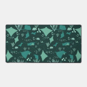 水中で泳ぐアカエイクール、海をテーマ デスクマット (正面)