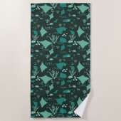 水中で泳ぐアカエイ海パターン ビーチタオル (正面)