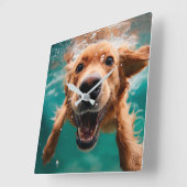 水中で泳ぐ幸せなゴールデンレトリバー スクエア壁時計 (傾斜)