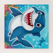 水中で泳ぐ微笑みを浮かべている漫画のサメ ジグソーパズル (横)