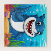 水中で泳ぐ微笑みを浮かべている漫画のサメ ジグソーパズル (横)