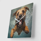 水中で泳ぐ愛らしい犬のデザイン スクエア壁時計 (傾斜)