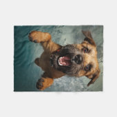 水中で泳ぐ愛らしい犬のデザイン フリースブランケット (正面(横))
