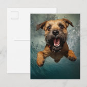 水中で泳ぐ犬の遊び心あふれるデザイン ポストカード (正面/裏面)