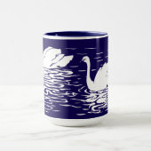 水中で泳ぐ白鳥のミニマルな姿 マグカップ (中央)