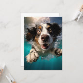 水中で泳ぐ興奮した犬のデザイン カード (正面/裏面インサイチュ)