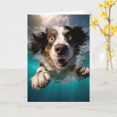 水中で泳ぐ興奮した犬のデザイン カード (黄色い花)