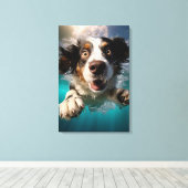 水中で泳ぐ興奮した犬のデザイン キャンバスプリント (インサイチュ (ウッドフロア))