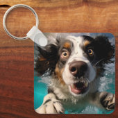 水中で泳ぐ興奮した犬のデザイン キーホルダー (正面)