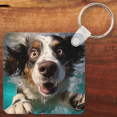 水中で泳ぐ興奮した犬のデザイン キーホルダー (裏面)