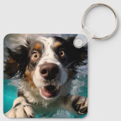 水中で泳ぐ興奮した犬のデザイン キーホルダー (裏面)