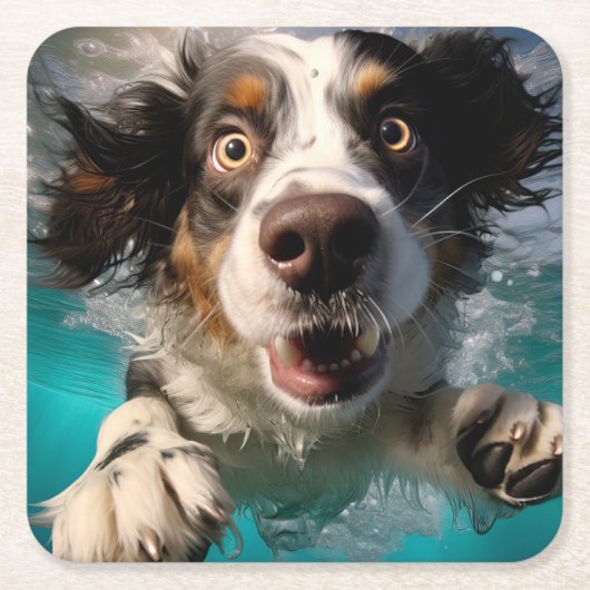 水中で泳ぐ興奮した犬のデザイン スクエアペーパーコースター (正面)