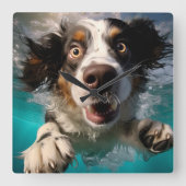 水中で泳ぐ興奮した犬のデザイン スクエア壁時計 (正面)