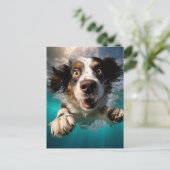 水中で泳ぐ興奮した犬のデザイン ポストカード (スタンド正面)