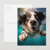 水中で泳ぐ興奮した犬のデザイン ポストカード (正面/裏面)