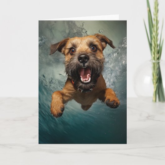 水中で泳ぐ遊び心のある犬のデザイン カード (正面)