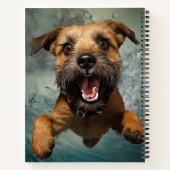 水中で泳ぐ遊び心のある犬のデザイン ノートブック (裏面)